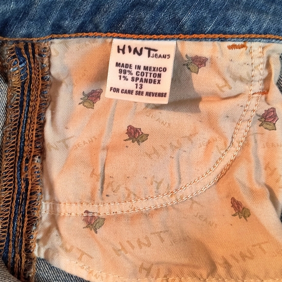 Hint  Denim Jeans featuring embroidering on the pockets - Picture 7 of 12